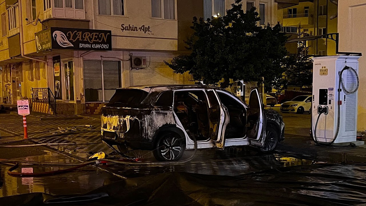 Şarj istasyonunda elektrikli otomobil yandı: Araç kullanılamaz hale geldi