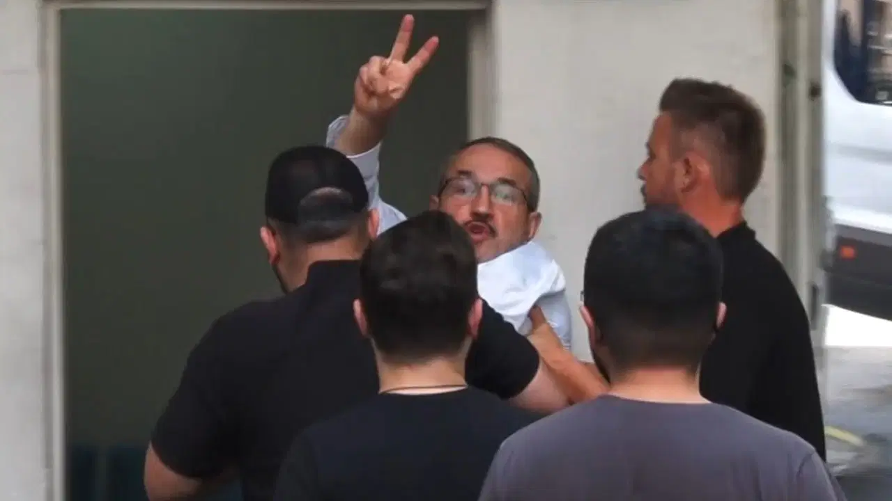 Galatasaray taraftar grubu UltrAslan tribün lideri Sebahattin Şirin adliyeye sevk edildi: ‘Sayın Öcalan’a özgürlük’ sloganı attı!