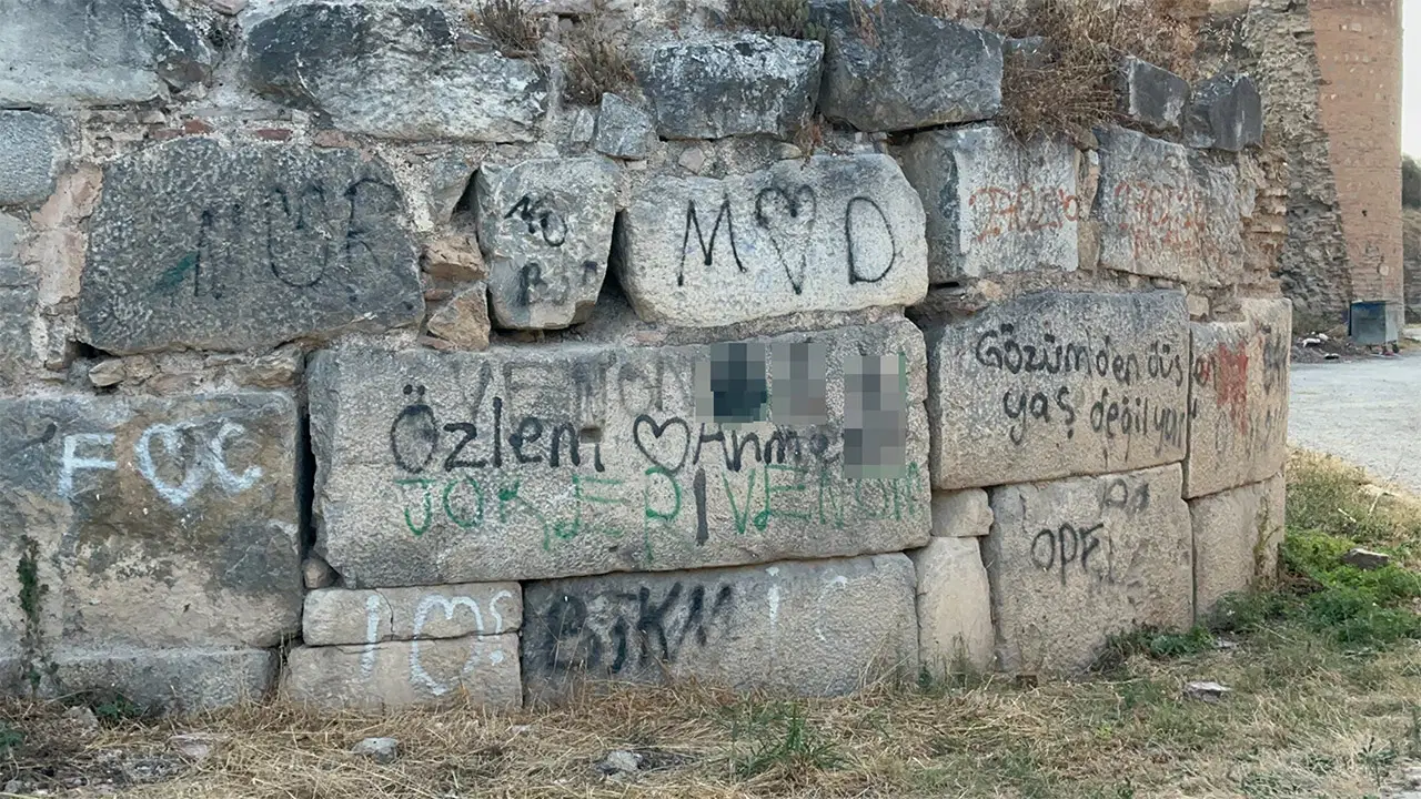 UNESCO geçici listesindeki İznik’te tarihi surlara sprey boyayla zarar verdiler